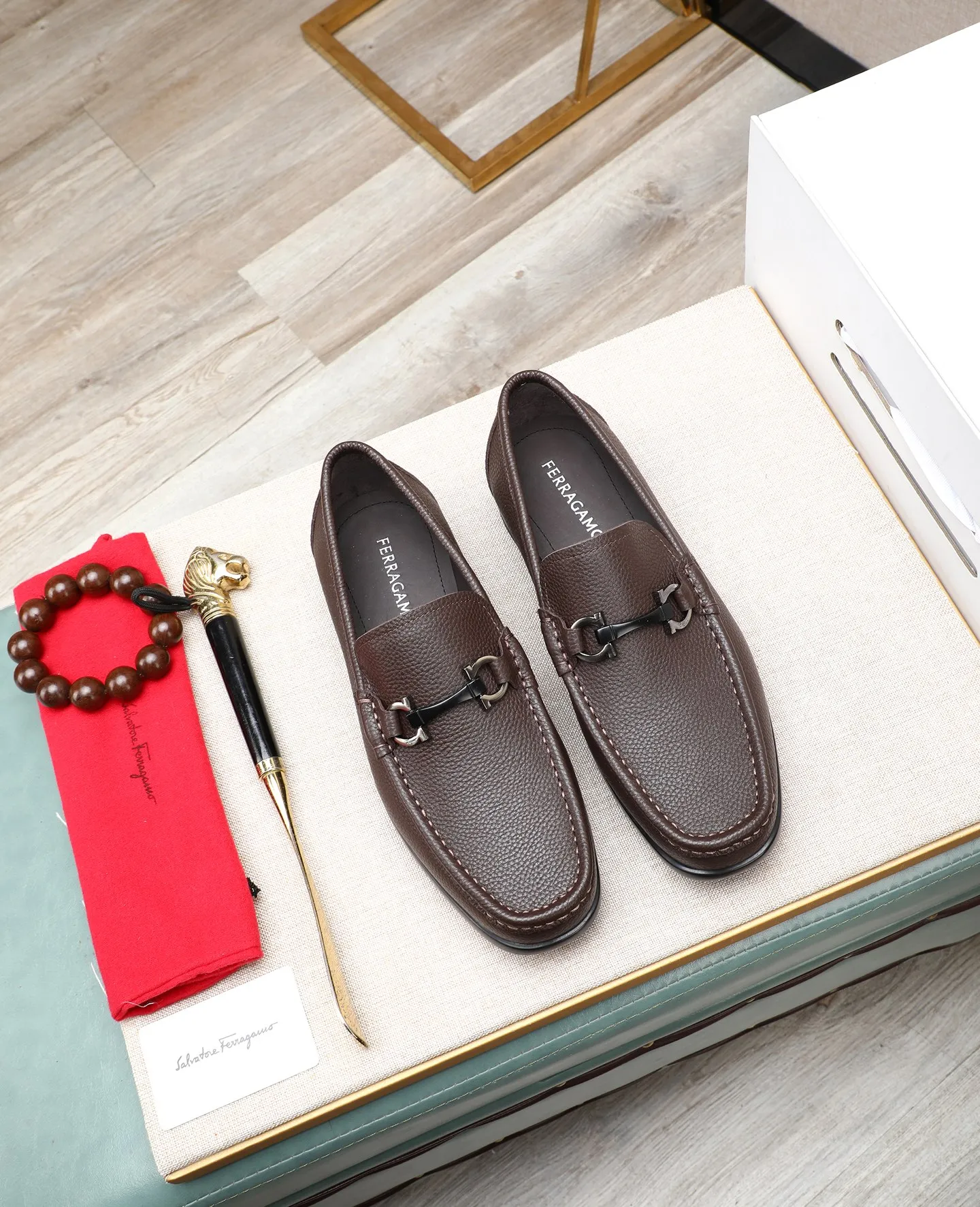 Men's clothing and shoes 💰700📛📛High-end goods! Salvatore Ferragamo is the world's top luxury footwear brand. It comes from Italy, the kingdom of fashion. It is famous all over the world for its traditional handmade design and novel styles... 🚶🏻🚶🏻 Top-quality suit shoes are sold simultaneously at the counter. This style is purely handmade. The fabric is imported Italian calfskin➕soft water-dyed cowhide lining. Specially available with original deep rubber outsole🌀🌀Size: 38➖44
